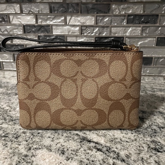 🖤 Coach Wristlet 🖤 - Picture 2 of 5